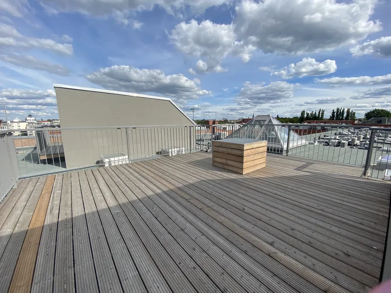 Moderne 2-Zimmer-Dachgeschosswohnung mit großzügiger Dachterrasse, Einbauküche und Spreeblick — photo 1